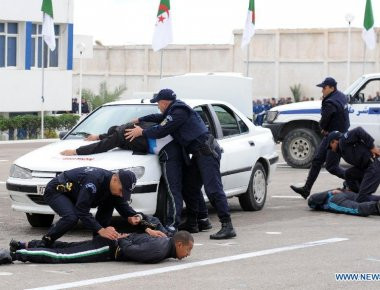 Αλγερία: Ισλαμιστής ανατινάζεται μπροστά σε αστυνομικούς (Βίντεο)